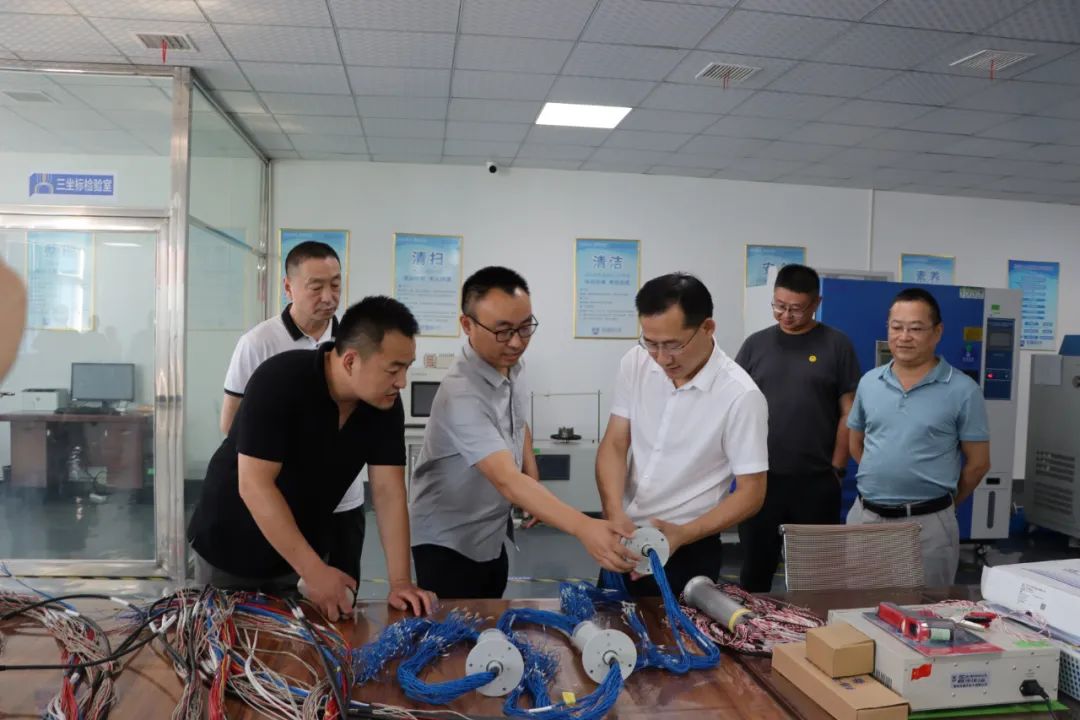 香蕉色视频网站科技董事长向政府领导及专家介绍91免费香蕉污视频产品